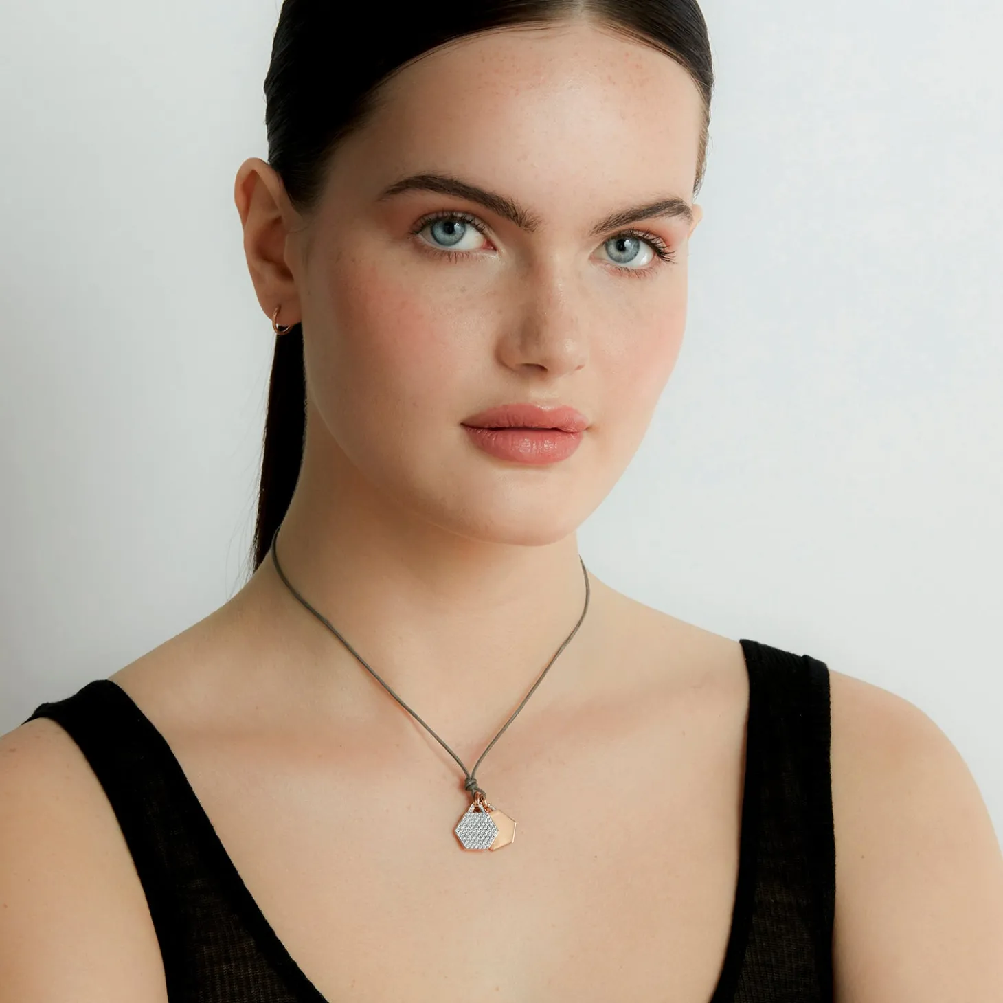 DORA 18K GOLD ALL DIAMOND SMALL HEXAGON CHARM